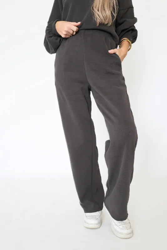 Multi-pocket pants for organized travel convenience -Relaxed Stay Wide Leg Pant